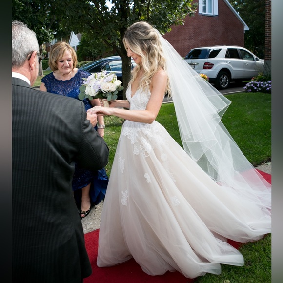 Monique Lhuillier Severine Wedding Dress - Picture 6 of 6